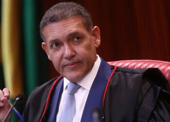 Nunes Marques toma posse na presidência do TSE; Mendonça será vice