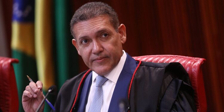 Nunes Marques toma posse na presidência do TSE; Mendonça será vice