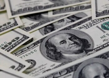 Dólar cai para R$ 4,98, e bolsa sobe em dia de alívio