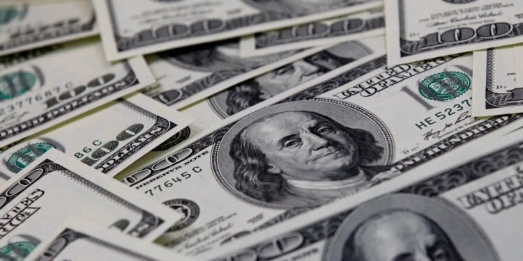 Dólar cai para R$ 4,98, e bolsa sobe em dia de alívio