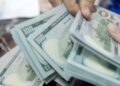 Dólar supera R$ 5 e bolsa cai quase 2% em dia de turbulência