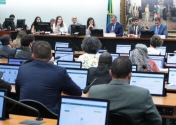 CCJ da Câmara adia análise de PEC sobre redução da maioridade penal