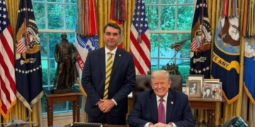 Flávio Bolsonaro é recebido por Donald Trump em encontro na Casa Branca