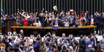 Saiba como votaram os deputados na PEC que acaba com a escala 6×1