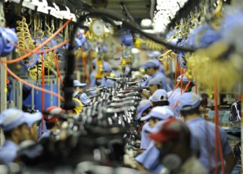 Parecer da 6×1 é adiado em meio à pressão para transição de 10 anos