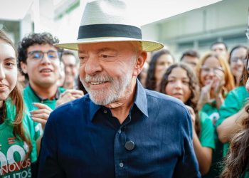 “Quem tinha que aumentar a taxa seríamos nós”, diz Lula sobre EUA