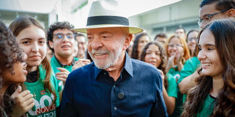 “Quem tinha que aumentar a taxa seríamos nós”, diz Lula sobre EUA